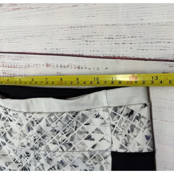 Lululemon leggings Women's size 4 Black Gray Geometric Zip Pocket Diamond Speed - Picture 6 of 9